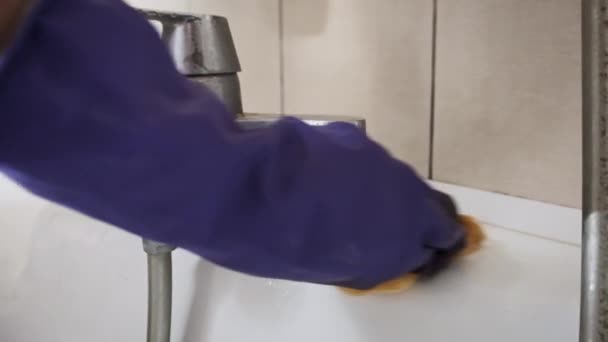Mavi Lastik Eldivenli Bir Kadın Kirli Banyoyu Ağır Çekimde Turuncu — Stok video