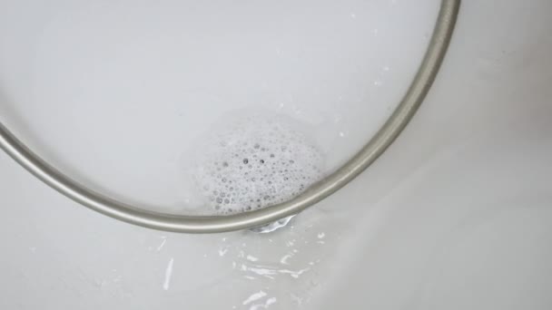 Νερό Στραγγίζει Στο Νεροχύτη Στο Μπάνιο Και Στροβιλίζεται Αργή Κίνηση — Αρχείο Βίντεο