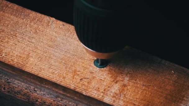 Close Dari Pembuka Sekrup Dari Papan Kayu Dengan Obeng Salin — Stok Video
