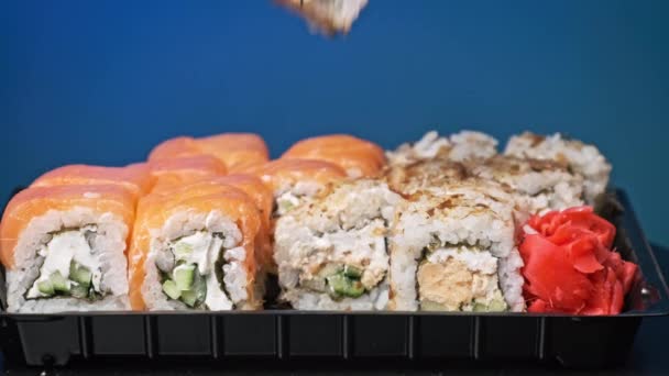Chopsticks Doen Één Sushi Sushi Doos Close Rollen Een Plastic — Stockvideo
