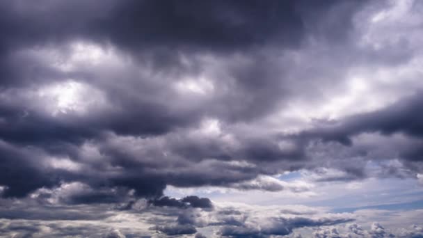 積雲の時間経過暗い雲が空に移動します 光と灰色の雲 時間の経過と雲の空間背景 天候の変化 コピースペース 嵐の雲の空間 — ストック動画