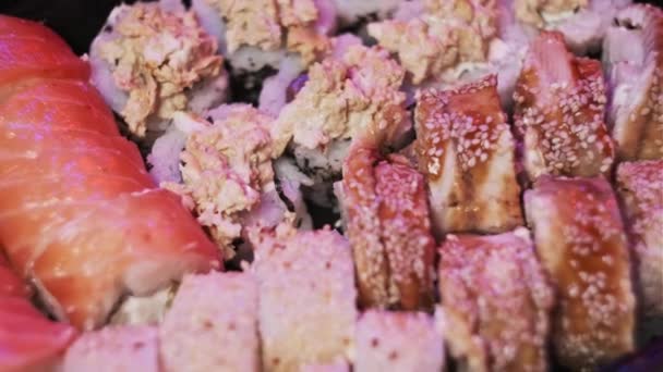 Rolki Sushi Plastikowym Pudełku Obracają Się Bliska Gotowy Spożycia Zestaw — Wideo stockowe