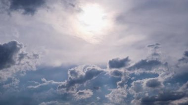 Gökyüzündeki inanılmaz kümülonimbus bulutlarının zamanı. Güneş altında hareket eden, ışık ve gri kümülüs hava bulutlarıyla yakın çekim bulutları. Hava değişikliği. Doğa, kopyalama alanı, bulut alanı