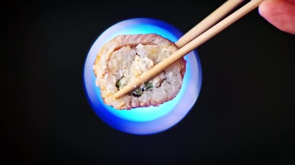 Och Håll Sushi Rulle Med Pinnar För Sushi Färgglada Bakgrund — Stockvideo