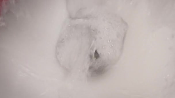 内看冲水的厕所在慢动作和旋转 在现代浴室的厕所里旋转的水 相机转动并放大 水被冲入下水道管 — 图库视频影像