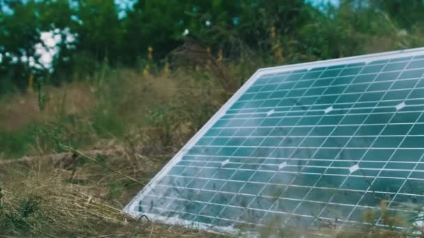 Tragbare Solarzellen Liegen Der Natur Auf Dem Boden Und Erzeugen — Stockvideo