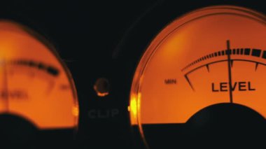 İki analog yuvarlak ses sinyal seviyesi göstergesi ve sarı arka ışık. Klasik retro ok VU ölçer. Eski ekipman, müzik ya da kayıt. Kayıt cihazındaki ses dB desibelleri