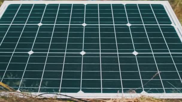 Painel Solar Portátil Jazem Chão Natureza Gerar Energia Para Turistas — Vídeo de Stock