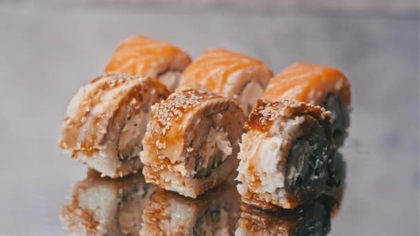 초밥은 테이블에 회전합니다 식욕을 돋우는 일본식 클로즈업으로 회전합니다 연어와 필라델피아 — 비디오