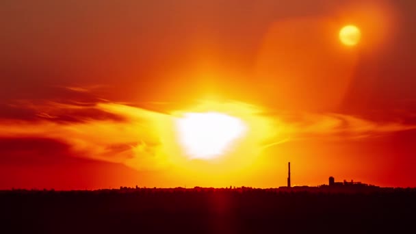 雲とタイムラプスでオレンジ色の空に沈む夕日 素晴らしい明るいオレンジ色の太陽は 層状の雲の背後にある地平線の上に移動します エピッククラウドスペース 鮮やかな色 タイムラップス サンダウン — ストック動画