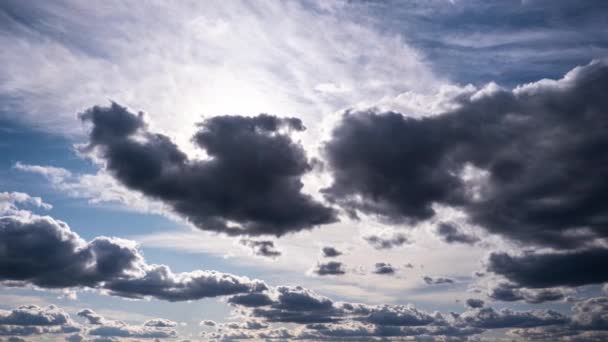 Timelapse Nuvens Cumulus Movendo Céu Azul Contra Sol Fundo Espaço — Vídeo de Stock