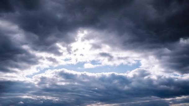 雨云在天空中移动 时间在流逝 云雾中的灰积雨云的背景 戏剧化天空的时间流逝 天气的变化 自然背景 复制空间 — 图库视频影像