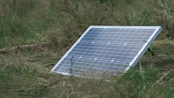 Pannello Solare Portatile Trovano Terra Natura All Aperto Primo Piano — Video Stock