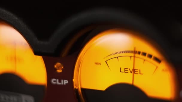 Ses Sinyal Seviyesinin Iki Analog Çevirme Göstergesi Klasik Ses Seviyesiyle — Stok video