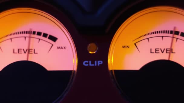 Dwa Analogowe Okrągłe Wskaźniki Poziomu Sygnału Audio Żółtym Podświetleniem Zbliżenie — Wideo stockowe