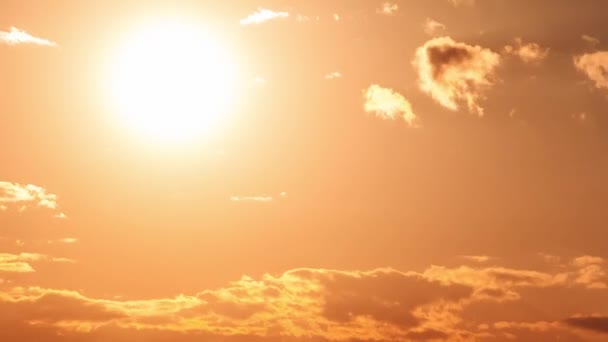 Csodálatos Naplemente Mozog Narancssárga Égen Felhők Timelapse Fényes Narancssárga Nap — Stock videók