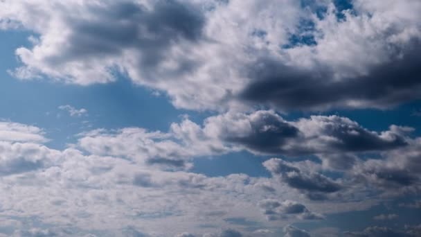 Временной Промежуток Кучевых Облаков Движется Голубом Небе Фон Светлых Тяжелых — стоковое видео