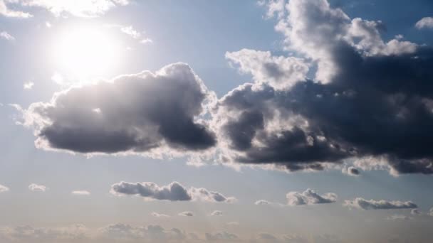 Cronologia Norii Cumulus Mișcă Cerul Albastru Împotriva Soarelui Fundal Spațiu — Videoclip de stoc