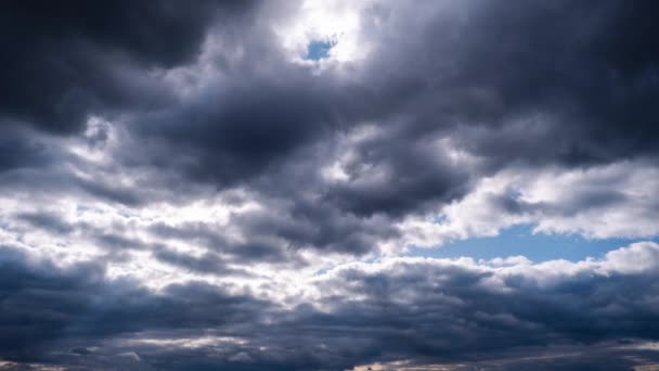 Obloze Pohybují Bouřkové Mraky Pozadí Šedých Hromadných Hustých Dešťových Mraků — Stock video