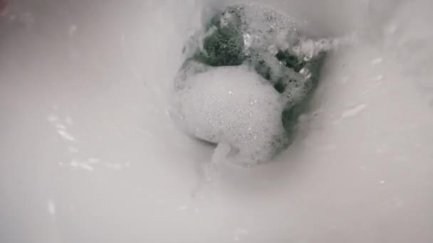Vnitřní Pohled Splachující Vodu Záchodě Zpomaleném Filmu Rotací Zblízka Točí — Stock video