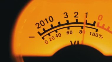 Ses sinyali seviyesinin analog arama göstergesi. Klasik ok ses seviyesiyle senkronize hareket eder. Sarı arka farlı yuvarlak klasik hacim göstergesi, VU metre. DB desibellerini ölçen eski ölçü göstergesini kapat