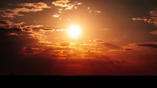 Timelapse Impressionante Tramonto Scendendo Nel Cielo Arancione Con Nuvole Sole — Video Stock