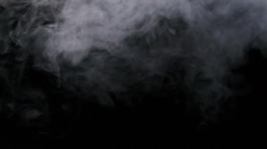 Ağır çekimde siyah arka planda duman veya buhar akımı. Patlama buharı. Beyaz duman bulutları yükseliyor. Yüzen sis. Gerçek atmosferik etki, soyut duman dokusu parçacıkları. Boşluğu kopyala