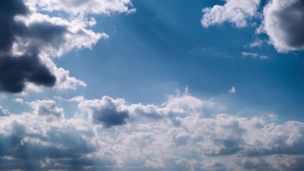 Kümülüs Bulutlarının Zamanı Mavi Gökyüzünde Ilerliyor Işık Ağır Sakin Bulutların — Stok video