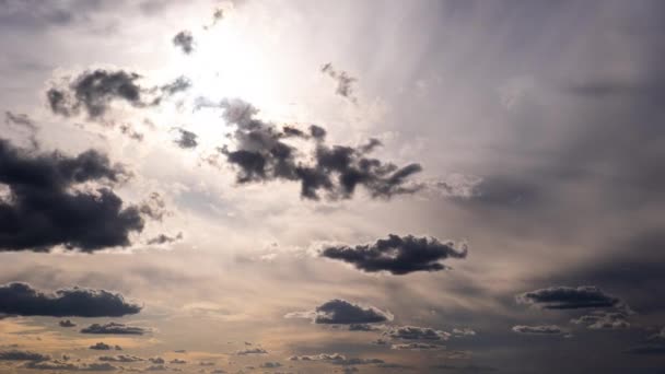 Тімелапс Кумульських Хмар Рухаються Блакитному Небі Проти Сонця Хмарний Простір — стокове відео