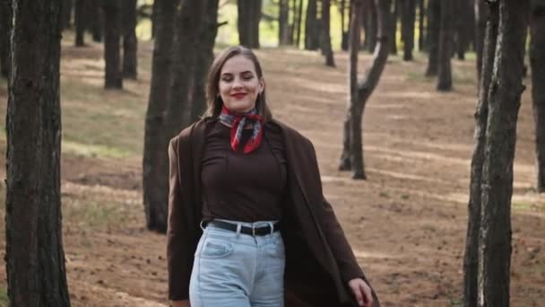 즐거운 여자는 슬로우 모션에서 소나무 사이에서 아름다운 자연에서 즐기는 행복하게 — 비디오