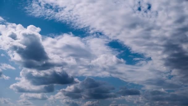 Kümülüs Bulutlarının Zamanı Mavi Gökyüzünde Ilerliyor Işık Ağır Sakin Bulutların — Stok video