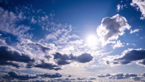 太陽に向かって青空を移動するクルス雲のタイムラプス 多くの光と灰色の雲が形を変え 時間の経過とともにクラウドスペースのバックグラウンド 天候の変化について コピースペース — ストック動画