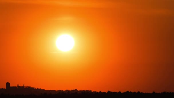 柔らかい雲 タイムラプスでオレンジ色の空の地平線の上の夕日 4Kについて 明るい太陽が地平線の上に沈んでいる エピック 鮮やかな色 タイムラウンド サンダウン — ストック動画