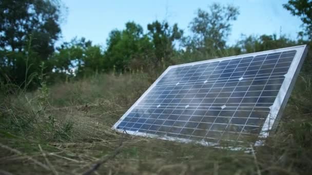 Painel Solar Portátil Jazem Chão Natureza Livre Close Energia Solar — Vídeo de Stock