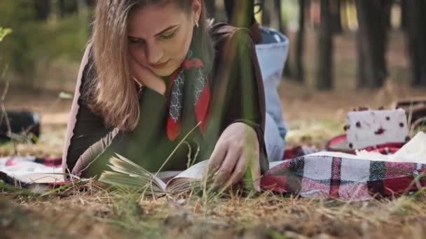 Piękna Młoda Kobieta Leżąca Kocu Czytająca Książkę Lesie Jej Ręka — Wideo stockowe