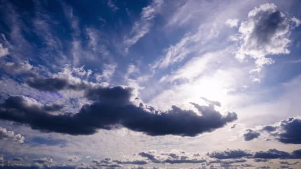 Timelapse Cumulus Chmury Porusza Się Błękitnym Niebie Przeciw Słońcu Chmura — Wideo stockowe
