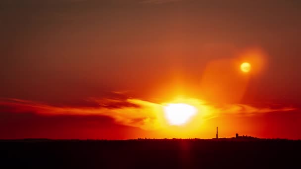 雲とタイムラプスでオレンジ色の空に沈む夕日 素晴らしい明るいオレンジ色の太陽は 層状の雲の背後にある地平線の上に移動します エピッククラウドスペース 鮮やかな色 タイムラップス サンダウン — ストック動画