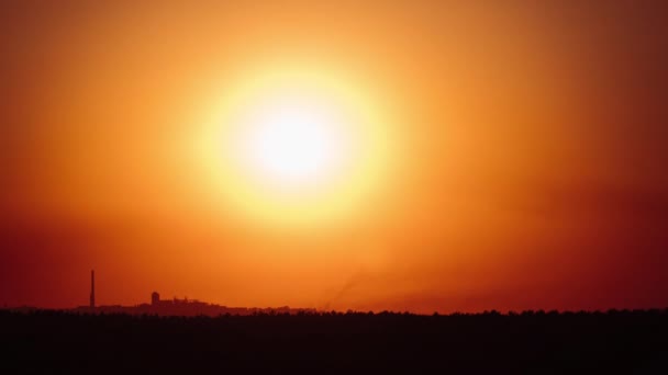 Φοβερό Ηλιοβασίλεμα Κινείται Κάτω Στο Πορτοκαλί Ουρανό Μαλακά Σύννεφα Timelapse — Αρχείο Βίντεο