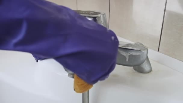 Takarít Egy Koszos Fürdőszobát Egy Narancssárga Szivaccsal Lassított Felvételen Női — Stock videók