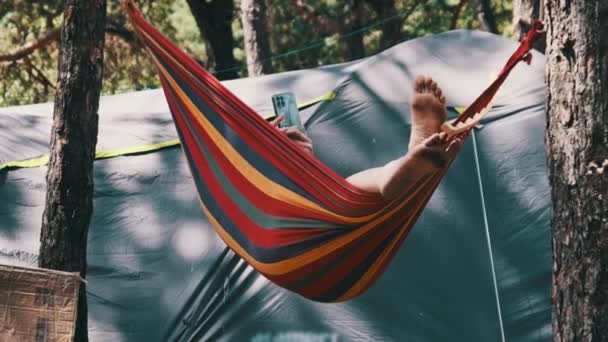 Mulher Usando Smartphone Enquanto Balançando Uma Rede Acampamento Verão Viajante — Vídeo de Stock