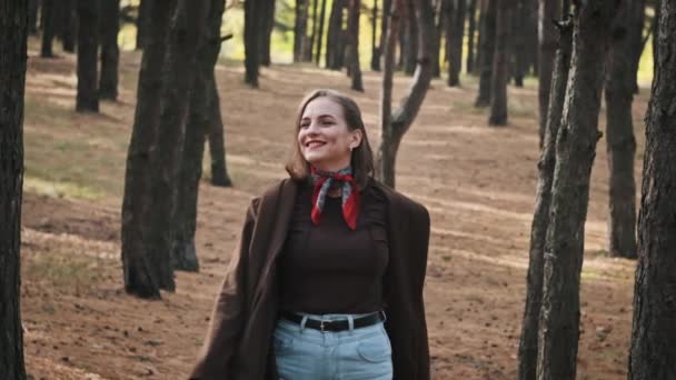 Όμορφη Νεαρή Γυναίκα Γυρίζει Στο Πευκοδάσος Αργή Κίνηση Χαρούμενο Χαρούμενο — Αρχείο Βίντεο