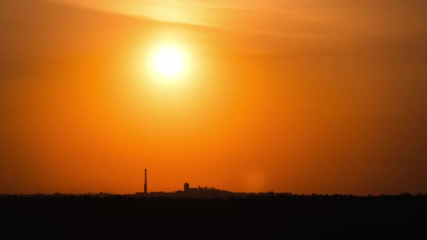 柔らかい雲 タイムラプスでオレンジ色の空の地平線の上の夕日 4Kについて 地平線の上に沈む驚くほどの明るい太陽 エピック 鮮やかな色 タイムラウンド サンダウン — ストック動画