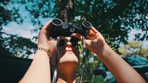 Egy Távcsövön Keresztül Néz Egy Kanapéra Kempingezés Melletti Erdőben Fiatal — Stock videók