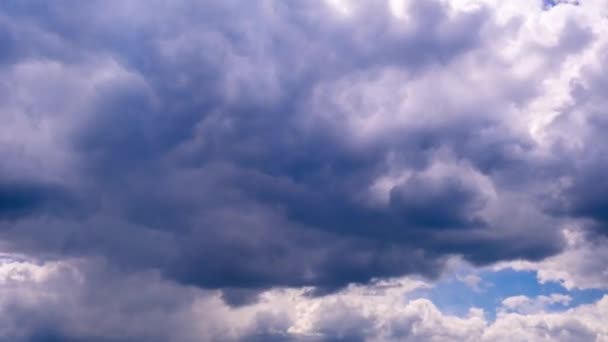 구름은 빠르게 하늘에서 움직입니다 타임랩스입니다 공간에서 두꺼운 구름의 극적인 하늘의 — 비디오