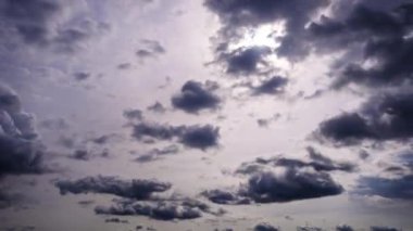 Gökyüzünde hareket eden kümülüs kara bulutlarının zamanı. Işık ve gri bulutlu bulutlu bulutlu uzay arkaplanı, hızlandırılmış. Hava değişikliği. Doğa, kopyalama alanı, fırtınalı bulutlu alan.
