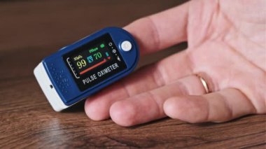 Nabız oksimetresi, erkek parmağındaki nabız ve oksijen doygunluğunu ölçer. Modern cihaz kalp atışlarını ve evdeki kalp atışlarını ölçüyor. Kan durumunu gözlemliyorum. Sağlık, tıp teknolojisi