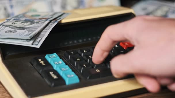 用老式计算器计数 男子手压按钮在一个旧的复古计算机关闭在木制桌子上 概念计数家庭财政 金融票据 — 图库视频影像