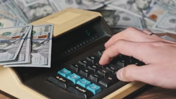 Розраховуючи Старий Старовинний Калькулятор Оточений Доларовими Купюрами Крупним Планом Чоловічі — стокове відео