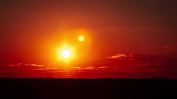 Atemberaubender Sonnenuntergang Orangefarbenen Himmel Mit Weichen Wolken Zeitraffer Strahlende Sonne — Stockvideo