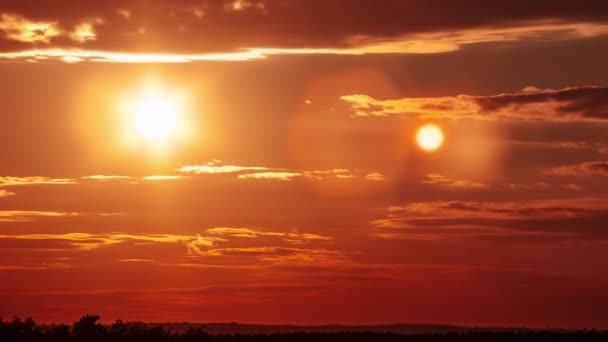 暗い空の素晴らしい夕日 壮大な劇的な雲 ティメラプス 4Kについて 明るい太陽が地平線の上に沈んでいる 美しいカラフルな日没の嵐雲 バリエーションカラー タイムラプス サンダウン クラウドスケープ — ストック動画